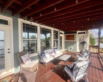 Lakefront home with private beach & unbelievable sunsets on Lake Keowee - Seneca - Balkon