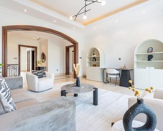 Luxurious Villa with Private Pool, Game Lounge and Mins from Dubai Marina and JBR Beach, Emirates Hills by Deluxe Holiday Homes - Dubai - Soggiorno