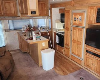 1-bedroom 5th Wheel in Parker w/ WiFi, AC. Enjoy a cozy stay in Cienega Springs - Паркер - Кухня