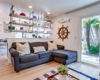 Cozy Cottage. 3 Bedrooms with private patio. - San Diego - Living room