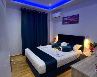 Four Seasons Apartment in Athens - Karpenísi - Schlafzimmer