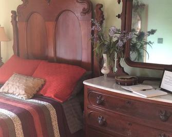 2nd floor guest room with attached bath - Milford - Bedroom
