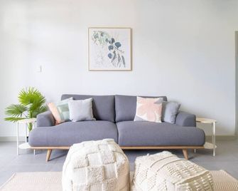 Serenity On Smith 2 Bedroom Apt - Marrara - Living room