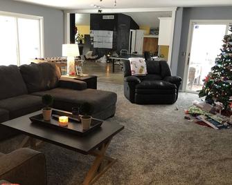 Large Recreational Retreat - Hudson - Living room