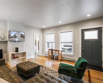Central, Beautiful Apartment in Downtown Chambersburg - Chambersburg - Huiskamer