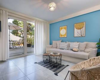 Vouliagmeni Stylish Homes by BluPine - Vouliagméni - Living room