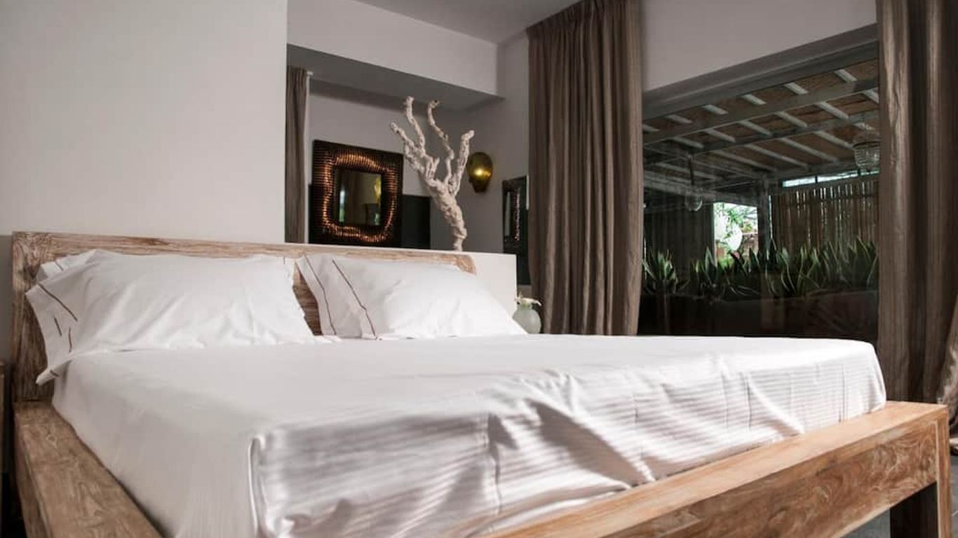 Sevenmaze Charming House