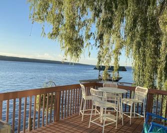 Charming Cottage with great views on Cayuga Lake in Sheldrake - Interlaken - Balcón