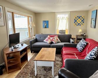 Liten Stuga Guest Cottage - Cooperstown - Living room