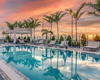Courtyard by Marriott Fort Lauderdale Downtown - Fort Lauderdale - Piscina