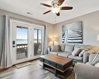 3MM, fully remolded, main channel lakefront with pool - Lake Ozark - Living room