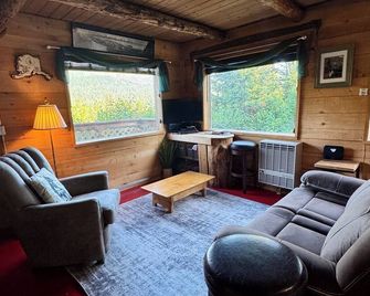 Beautiful Mountain Top Cabin With Amazing Views And Private Peaceful Setting! - Seward - Living room