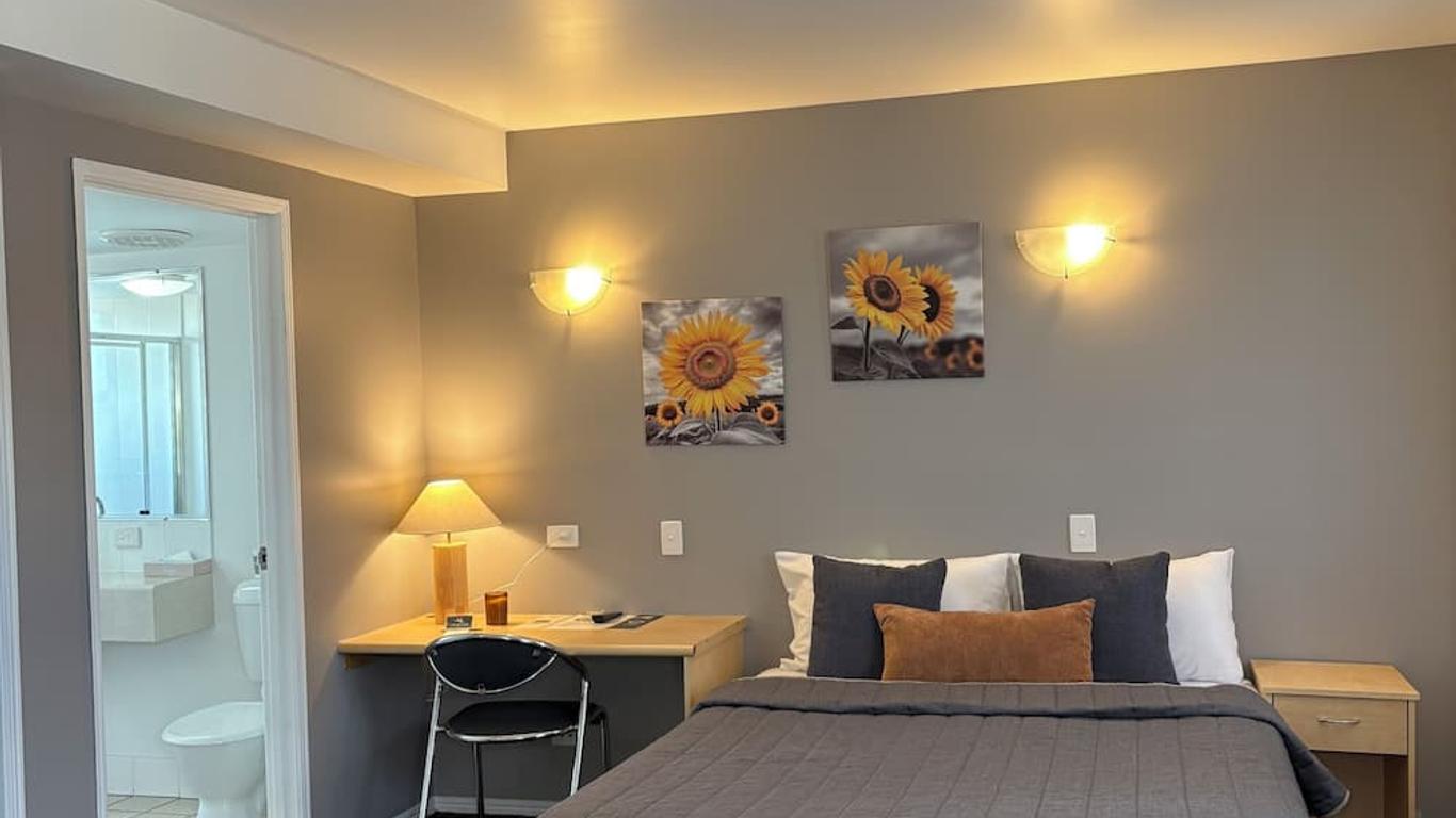 Mayfair Motel Emerald