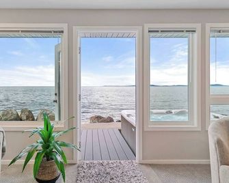 Newly Remodeled Waterfront Whidbey Island, Hot Tub - Oak Harbor - Balkon