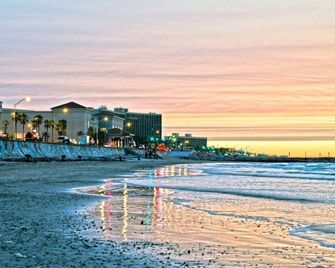 One block to the beach and close to everything! Enjoy the outdoor fireplace ! - Galveston - Beach