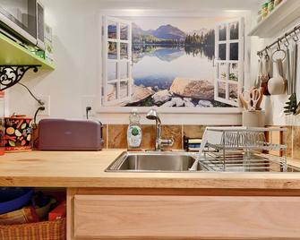 Cozy, artsy 2-bedroom, private apartment with WiFi, AC in vibrant Baltimore - Baltimore - Kitchen