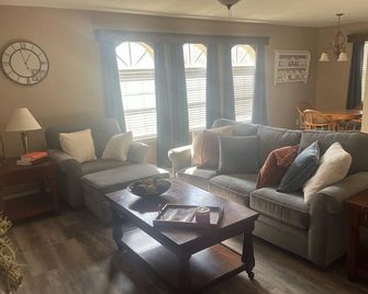New - Crestwood Peak. Spacious - 2200sf- 3-bedroom house in Central Kilgore. - Kilgore - Living room