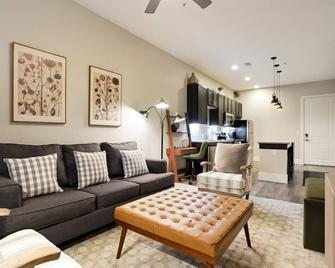 Unbeatable Location Golden Condo - Walk Everywhere - Golden - Living room