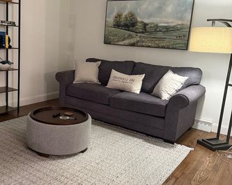 Peaceful 3-bedroom house with AC in lovely Greenville - Greenville - Huiskamer