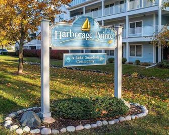 Bright, Beautiful, Newly Remodeled condo right on Lake Charlevoix. - East Jordan - Edificio