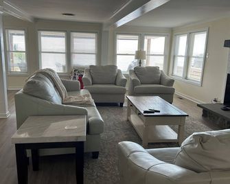 Elegant Beachfront, Beautiful Views. Come Enjoy! - Fairfield - Obývací pokoj