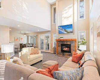 Gorgeous Modern Home in Ski Location! Hot Tub Near Cottonwood Canyons - Midvale - Living room
