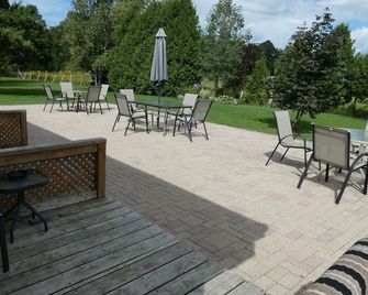 Mile Inn Motel - South Bruce Peninsula - Binnenhof
