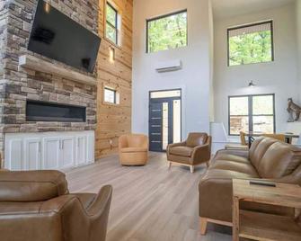 Beaver Lake Retreat with Hot Tub & Game Room - Rogers - Living room