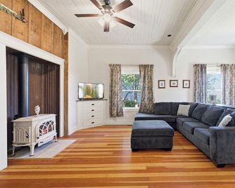 Peaceful Historic Home Steps from Main Street with Porch & Patio - Angels Camp - Living room