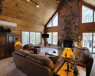 Gorgeous Home In Wooded Setting With Large Fireplace - Bessemer - Living room