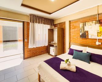 Luzzy Hotel - Canela - Quarto
