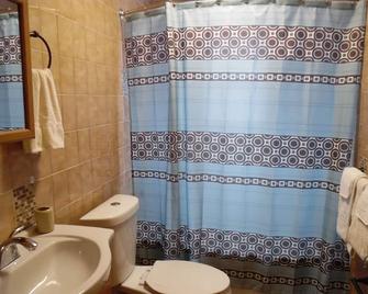 Palmsprings Accommodations - 3 Bedroom Cottage Near Horseshoe Bay - Southampton - Bathroom