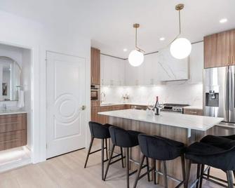 Odlum Drive · New Gorgeous Home Restored To Original Heritage - Vancouver - Cocina
