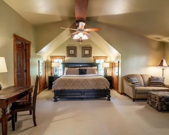 Peaceful Chalet |Private Hot Tub, Wood Fireplace - Donnelly - Chambre