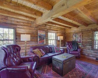 Cozy Log Cabin Getaway w/ Fire Pit + 3 Acres! - Ruckersville - Sala de estar