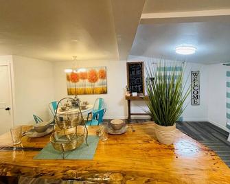 Surf Cottage - One Block from Beach! - Huron - Їдальня