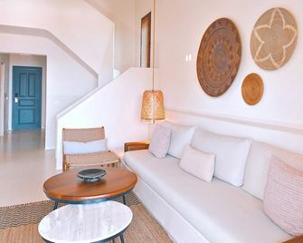 Pilos Suites - Turunç - Wohnzimmer