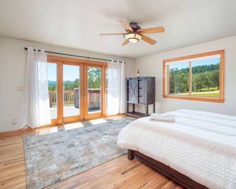 Five Bedroom Farmhouse Vineyard And Winery - Oakland - Habitación