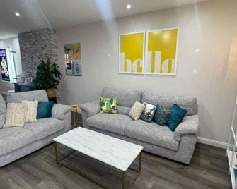 Stylish 2-Bedroom Apartment in Scenic Marsaxlokk - Marsaxlokk - Living room