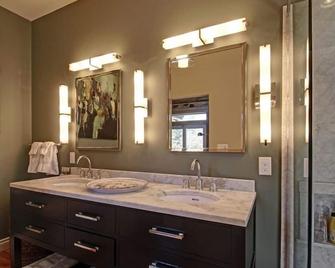 Stunning 1.2m Luxury House, Sleeps 3-8 In 3 Q Brs + 2 Twins, W/3 Full Ba. \n\n\n - Shady Cove - Baño