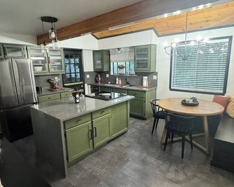 Alley way gem! Hot tub, Sauna, Steam Shower, Full adult game room, pool table! - Reno - Cuisine