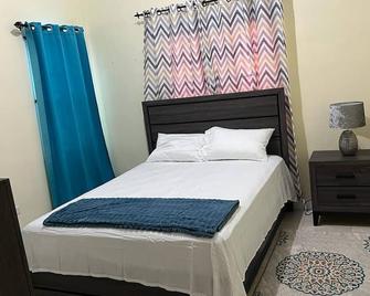Escape into our spacious suite designed for ultimate relaxation in Montego Bay. - Bahía Montego - Habitación