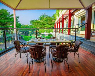 Hotel Kanha Shyam - اللهاباد - شرفة مرصوفة