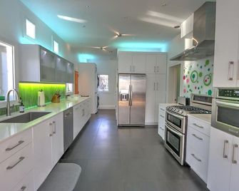 Victorian Home with Contemporary Interior, Near Downtown! - Basalt - Kitchen