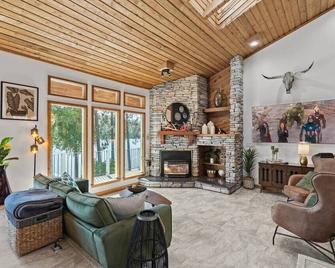 Luxe Lake Home Reflect Recharge and Reconnect - Nine Mile Falls - Living room
