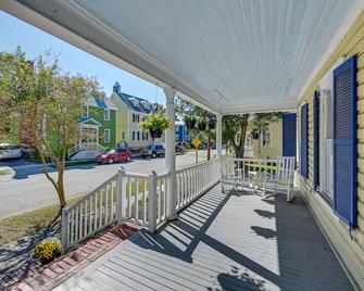 Historic New Bern Apartment Walk to Tryon Palace! - New Bern - Balcony
