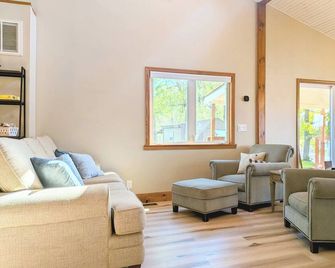 Family lake house with private dock, kayaks & yard - Hastings - Sala de estar
