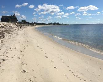 Sunny Cottage with Beach Access; 2 hours from Manhattan - Waterford - Beach