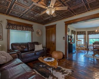 LaceyVilla - Huge home in Endless Mountains - Laceyville - Living room