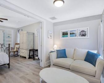 Urban Tropical Fort Myers Retreat in Historic Downtown River District - Fort Myers - Living room